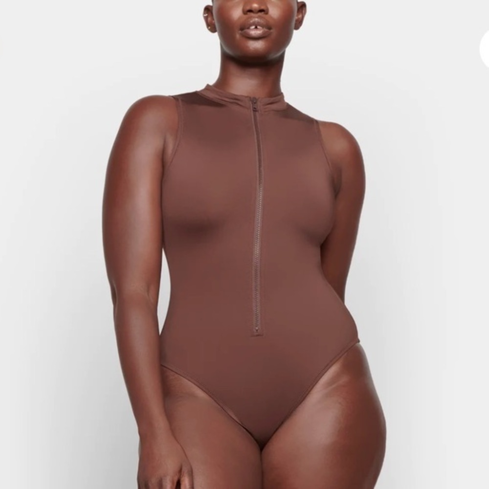 SKIMS ZIP FRONT SLEEVELESS ONE PIECE IN COCOA MEDIUM